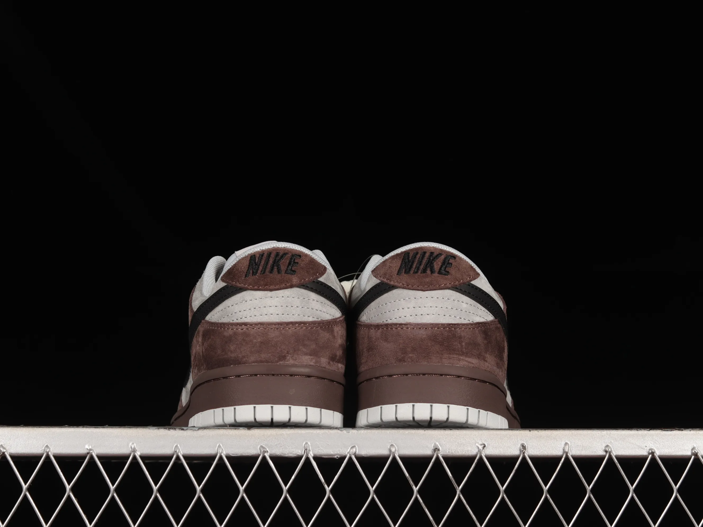 All Categories Nk SB Dunk Series Nk SB Dunk Low Low-top sneakers Otomo Katsuhiro x Nk SB Dunk Low "Steamboy OST" Creative customization collaboration Otomo Katsuhiro co-branded SB low-top sports and leisure sneakers DD9606-123
